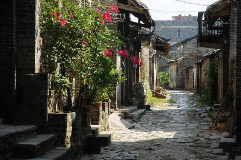 重庆秀山住建委回应“网民称井盖用竹签代替钢筋”:已介入调查